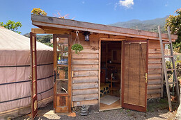 YURTA EN ESPACIO ACOGEDOR E INTIMO